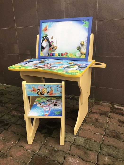 Дитяча парта з дошкою і стільцем