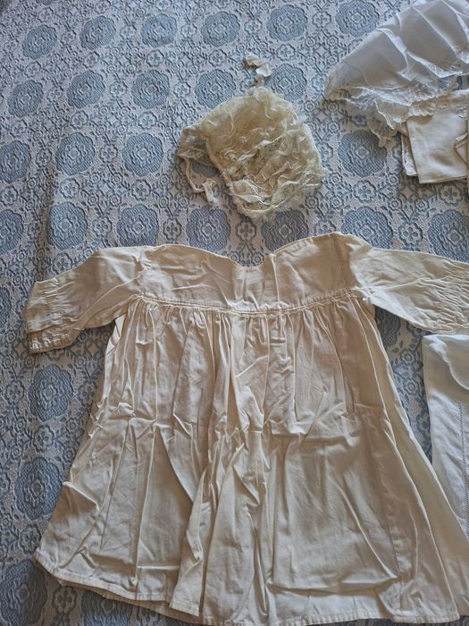 Bordados à mão - Traje de batizado de bébé, fronhas e lençois, lenços