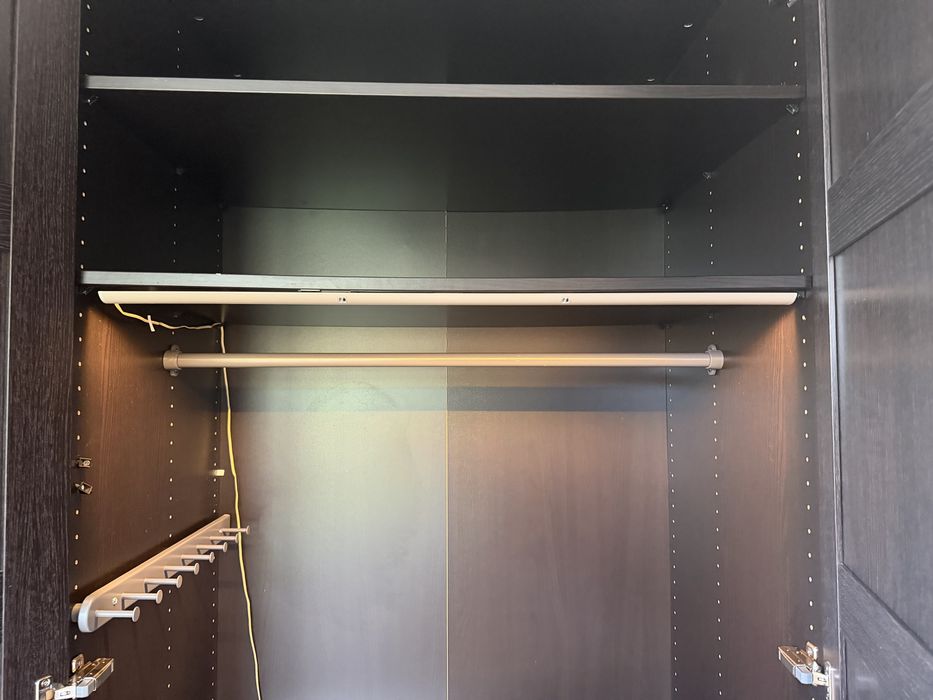 Szafa IKEA PAX 100x60x236 cm / Fronty BERGSBO / Oświetlenie LED / Kosze
