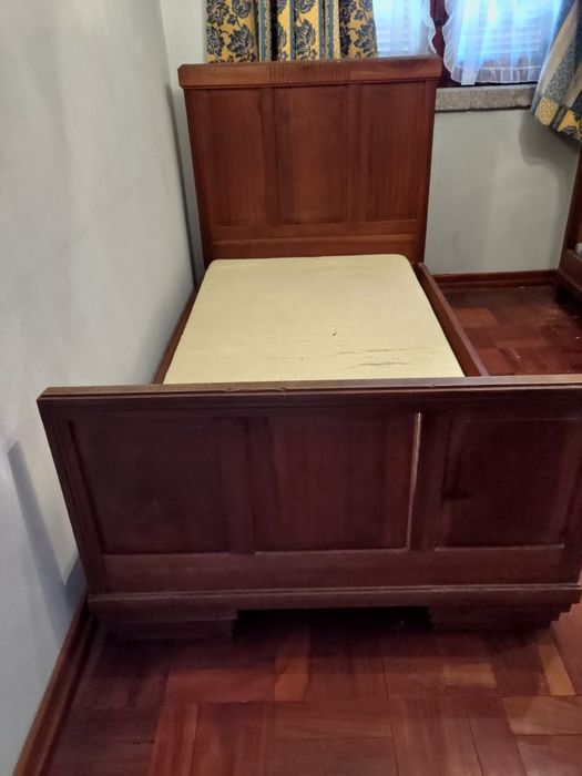 Cama estreita em madeira maciça. Inclui colchão