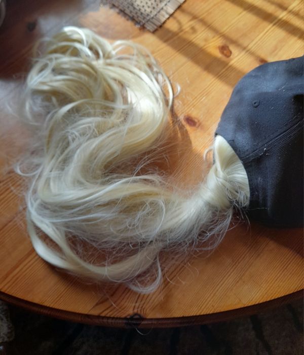 Czapka  z włosami blond