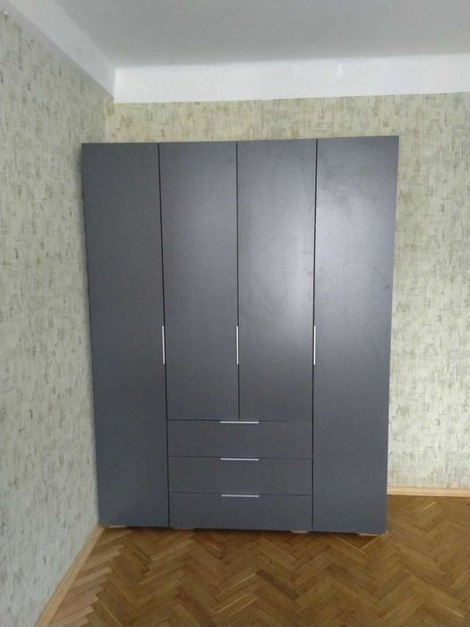 Шафи для одягу в наявності