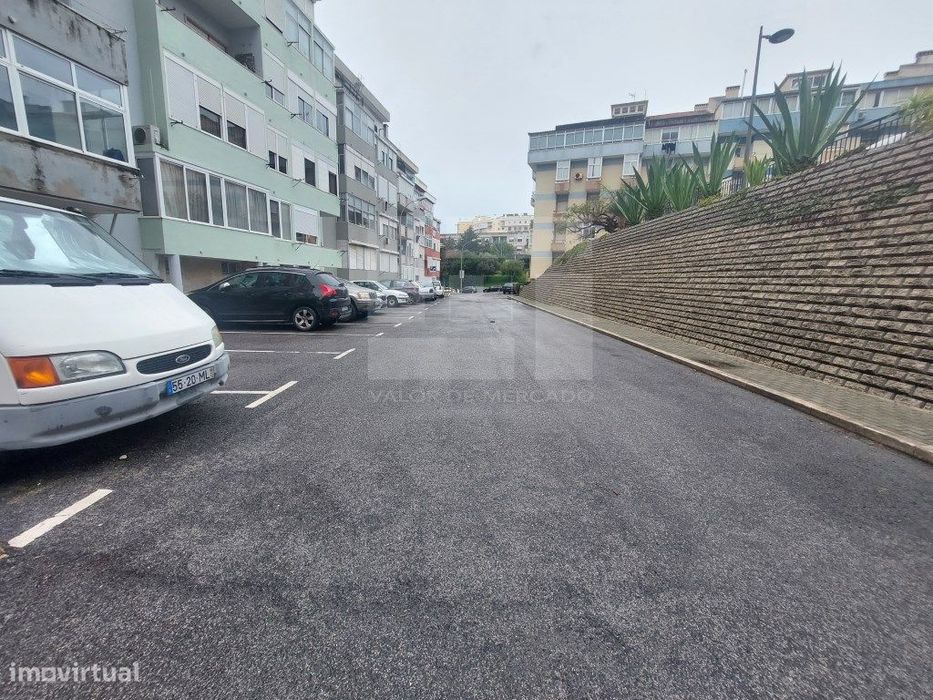 Armazém em Linda-a-Velha com 555m2