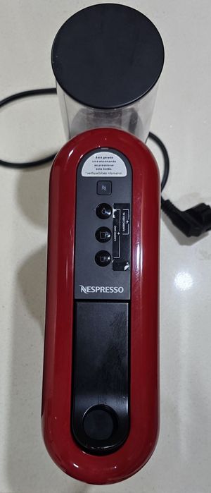 Máquina café Nespresso Essenza Plus

Cherry Red