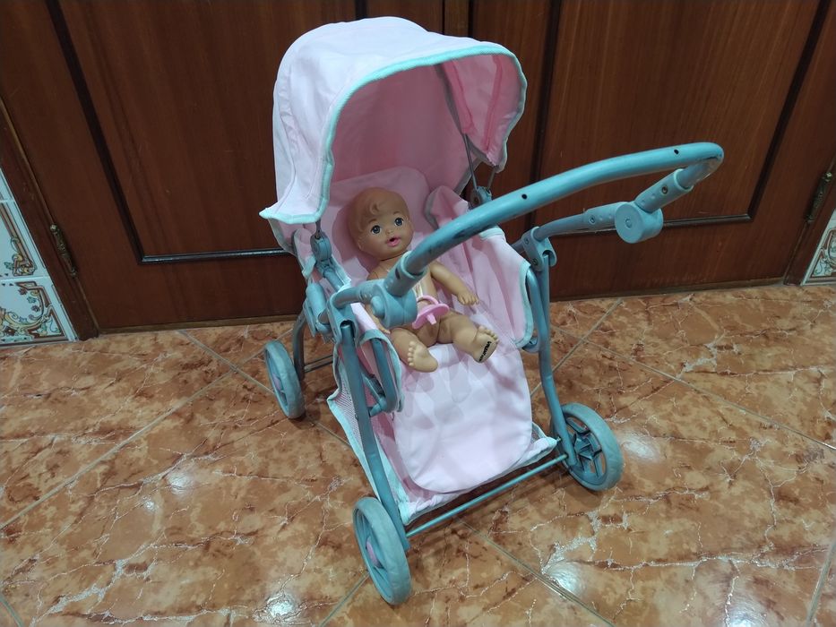 Carrinho de bonecas bebé brinquedo criança carro casa quarto apartamento vivenda escritório gabinete cozinha.