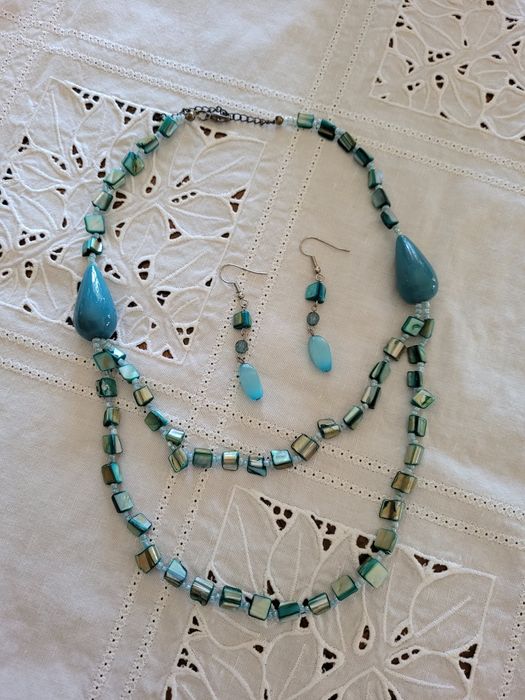 Colar e brincos  de pedrinhas.