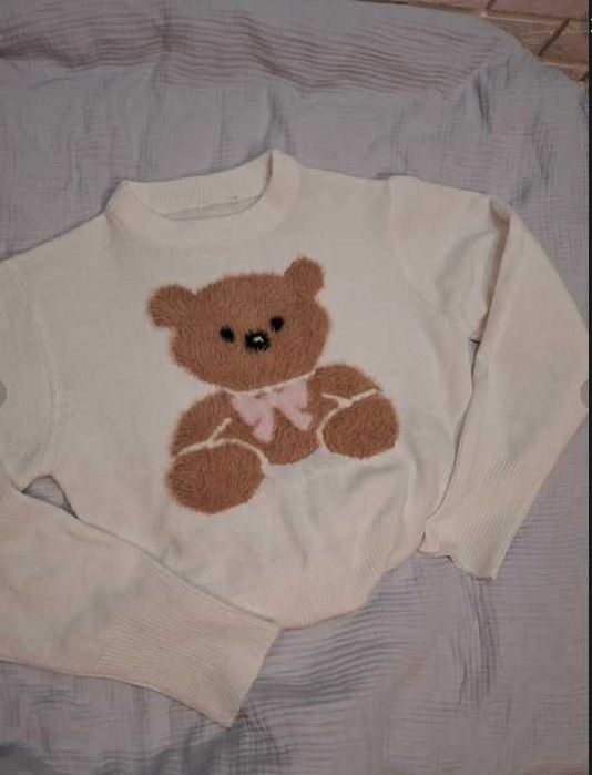 Biały sweter z misiem