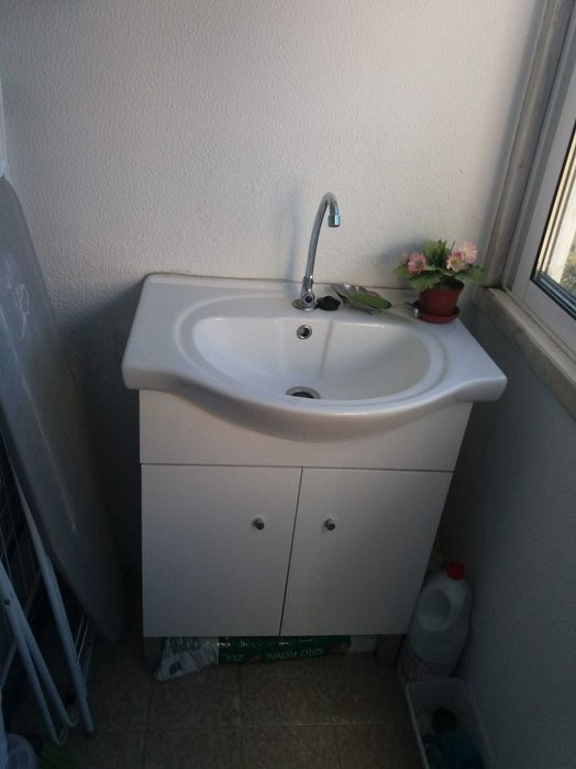 Lavatório e armário para casa de banho