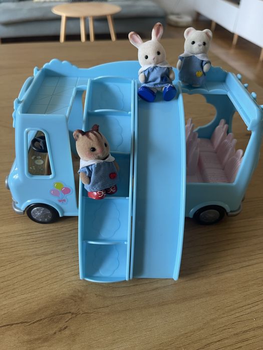 Autobus szkolny i figurki Sylvanian Families