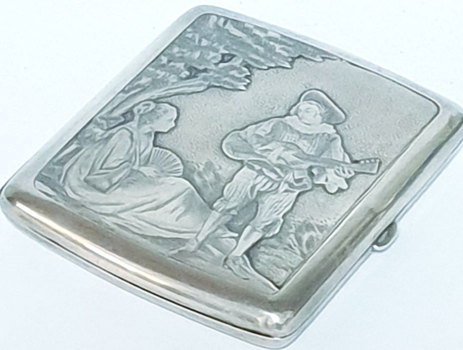 Fantastic antique cigarette case with romantic engraving – contrasted silver