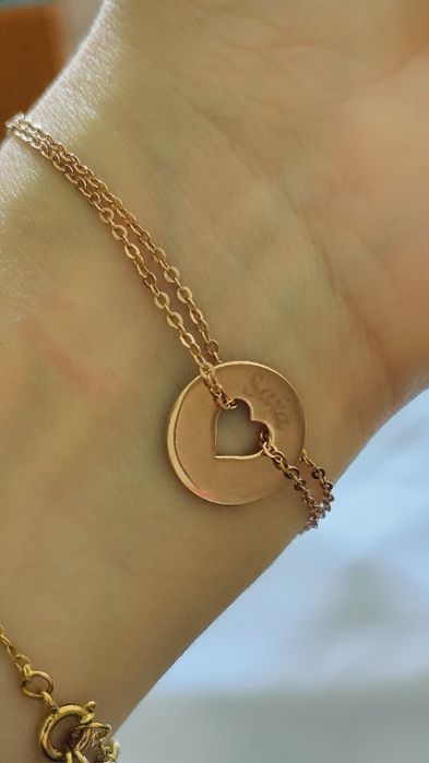 Pulseira em prata dourada com nome Sara