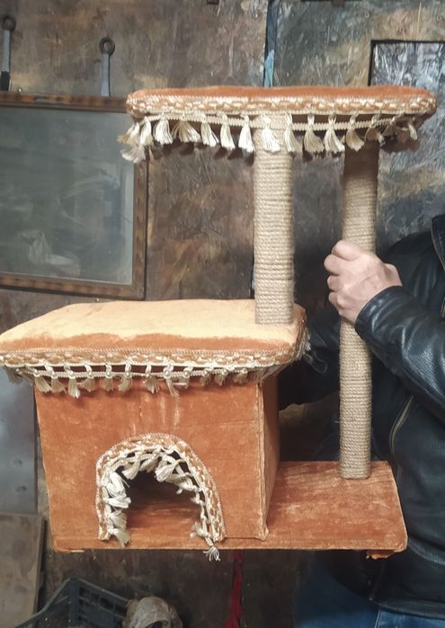 Дім з двома поличками  для кота.