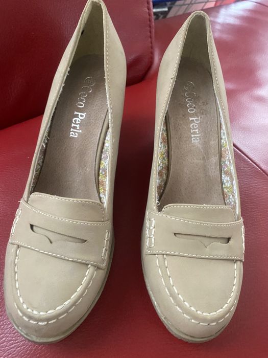 Beżowe, nowe czółenka na koturnie Coco Perla, 38