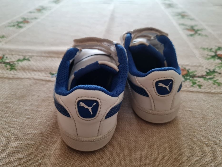 Calçado e roupa de criança