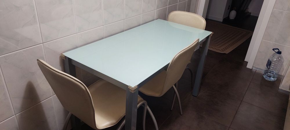 Mesa de cozinha + 4 cadeiras