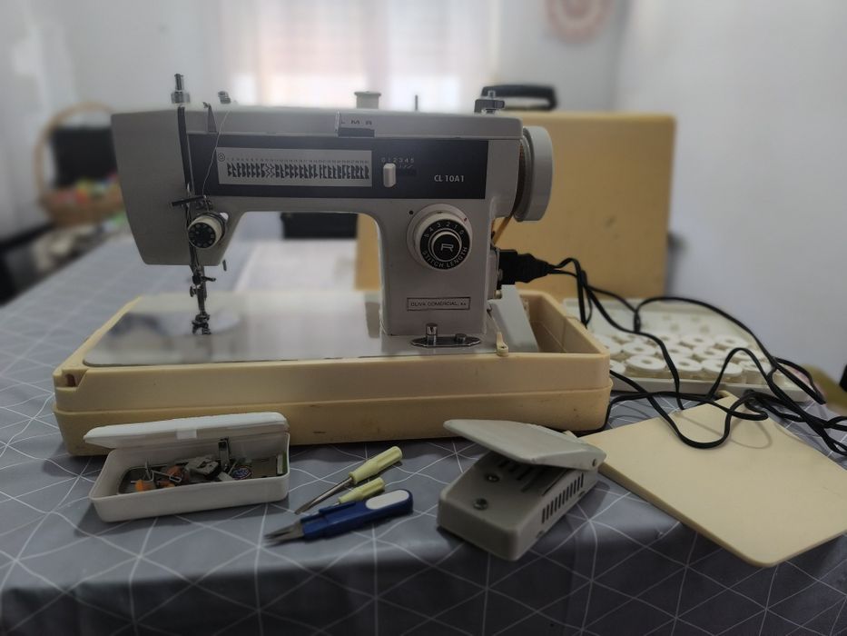 Máquina de costura Elétrica e Portátil. Marca: Olivia  comercial