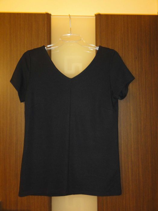 Bluzka czarna z dekoltem