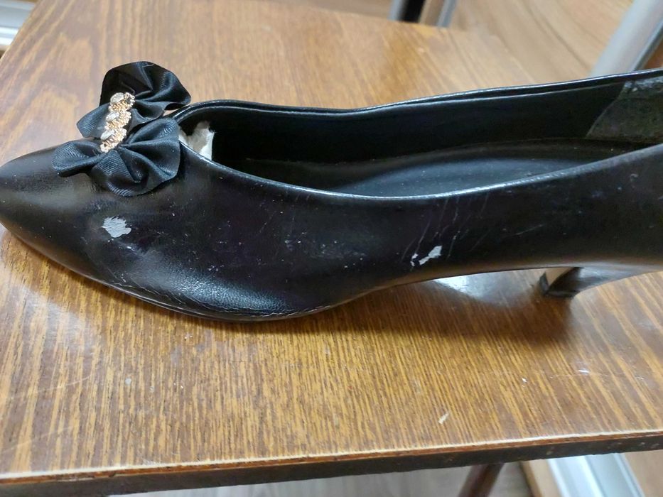 Отдам даром женскую обувь