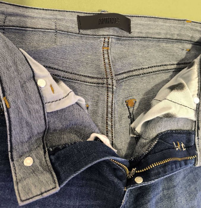 Roupas em excelente estado de conservação