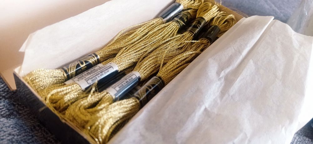 Linhas de bordados dourados DMC