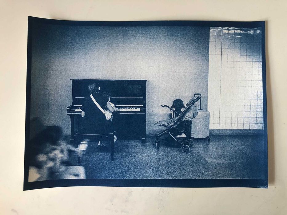 Cianotipia A4 - "Senhora e criança a tocar piano".