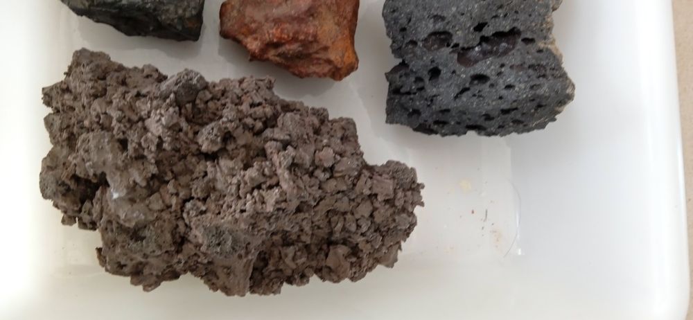 Pequena coleção de amostras de pedra vulcânica