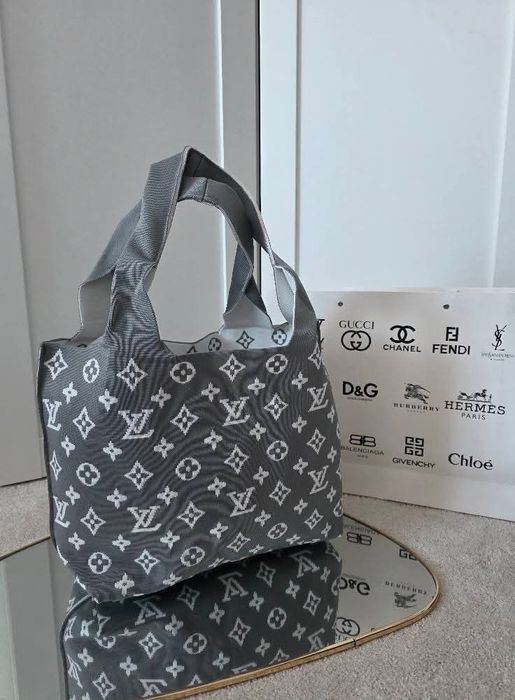 Torebka Louis Vuitton shoperka materiałowa na ramie