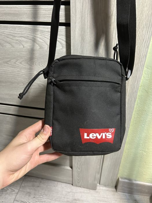 Сумка levi’s.