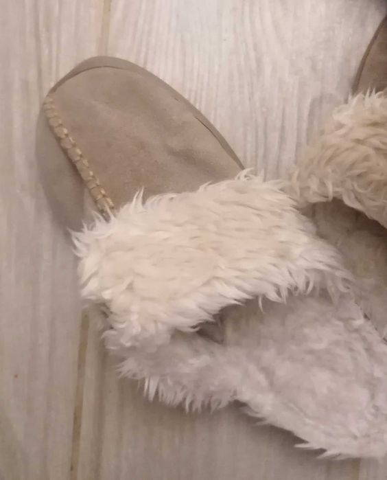 Domowe pantofle ze skóry zamszowej z futerkiem Marks and Spencer 38