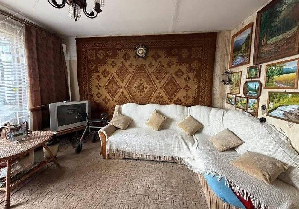 3-к, Грушевського вул., 74, П'яний базар