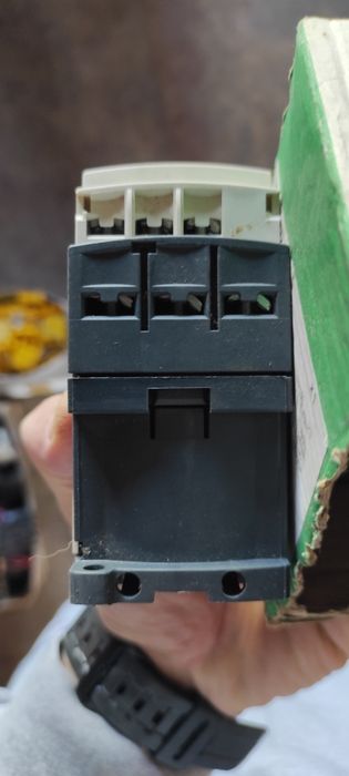 Контактор Schneider Electric TeSys D LC1D18 BD