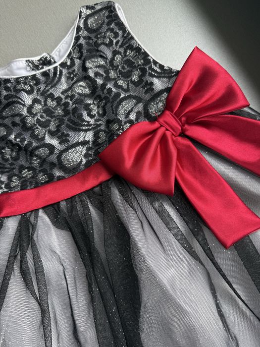 Piękna błyszcząca sukieneczka balowa dla małej księżniczki