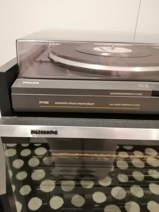 Aparelhagem gira discos marca Philips e duas colunas com movel