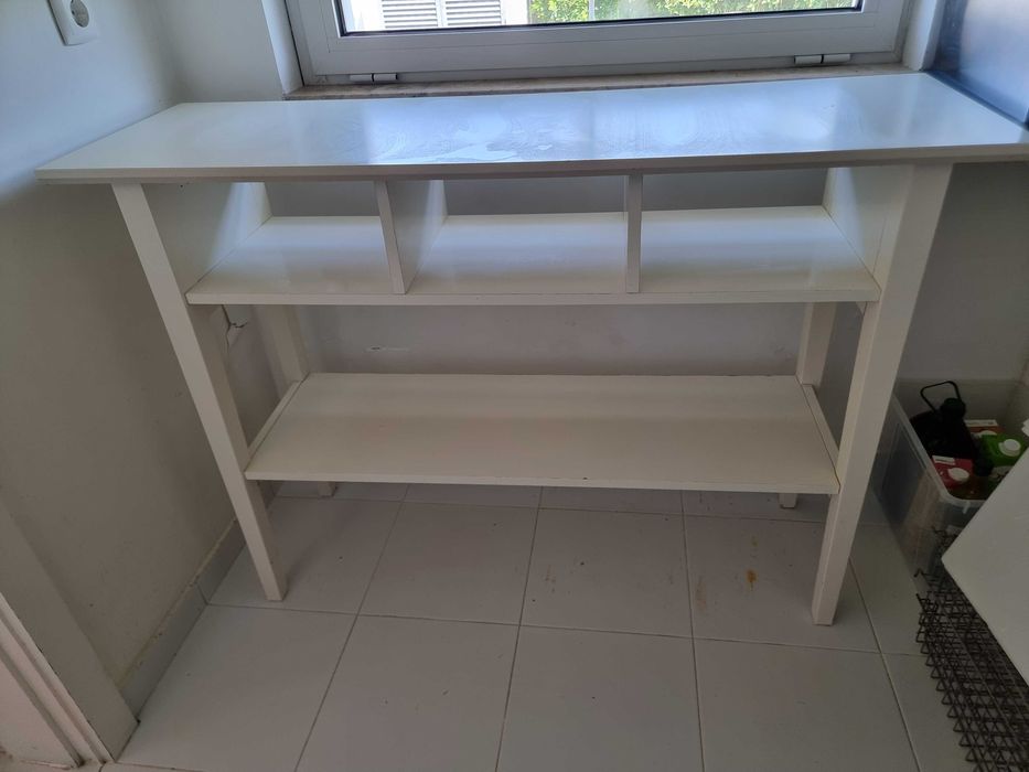 Móvel auxiliar/consola branca com prateleiras