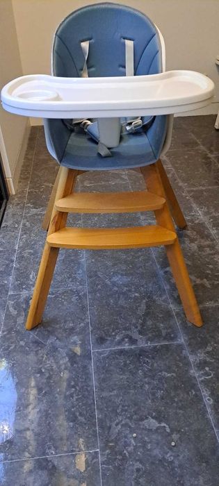 Chaise haute état neuf pour bébé en bois.