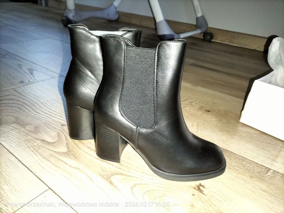 Botki na słupku z gumką