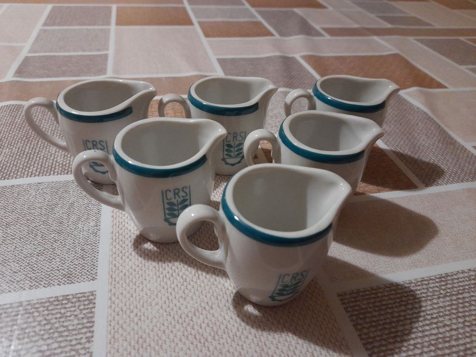 Porcelanowe mleczniki pochodzące z czasów PRL