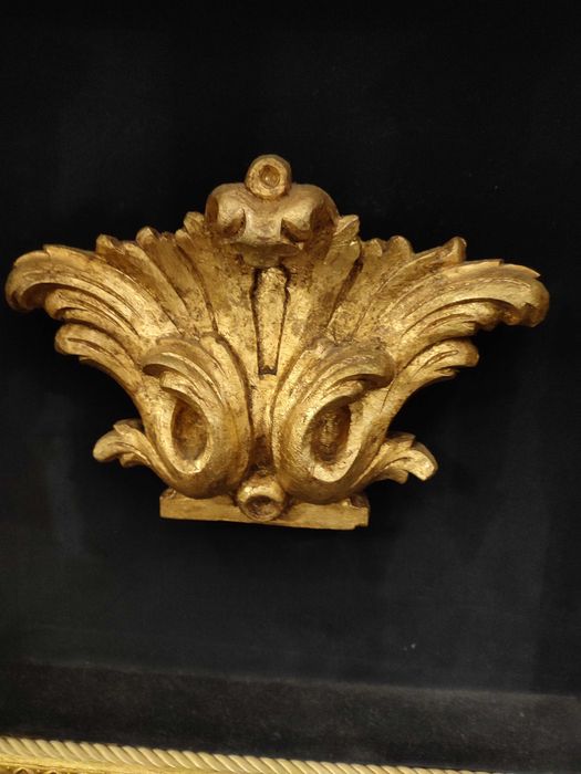 Quadro moldura dourada, veludo preto e talha dourada