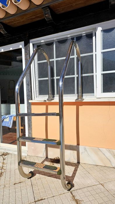 Vendo escada praticamente nova para piscina