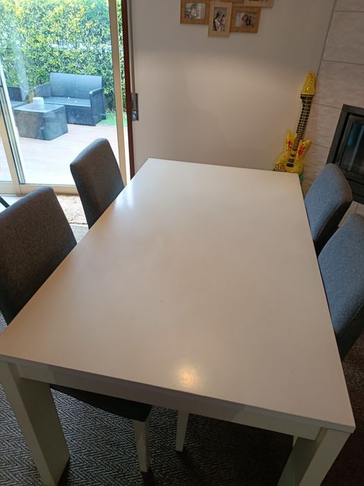 Conjunto mesa e cadeiras