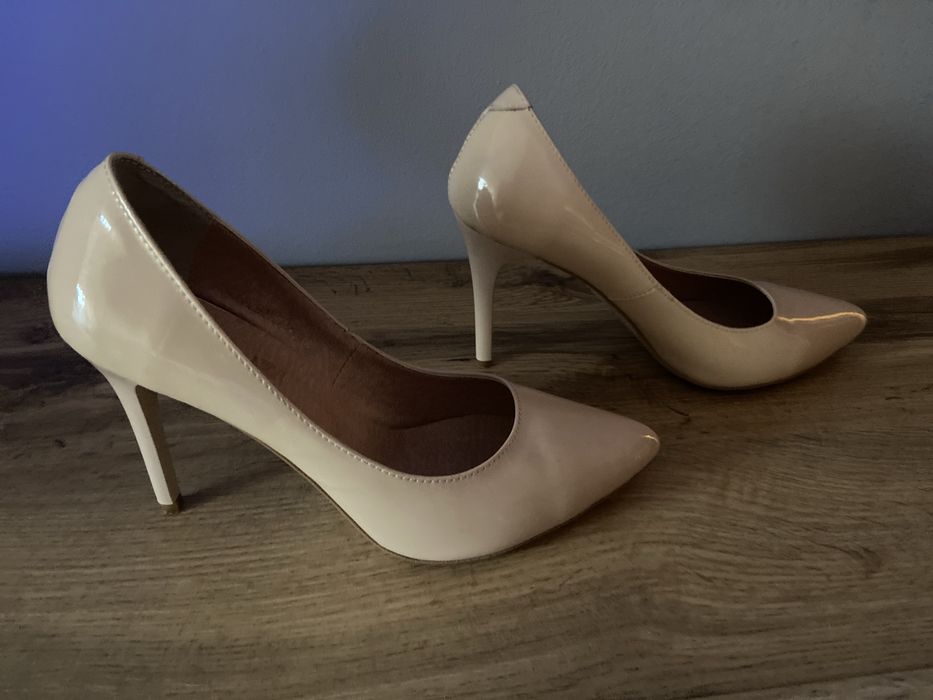 Szpilki lakierki beżowe