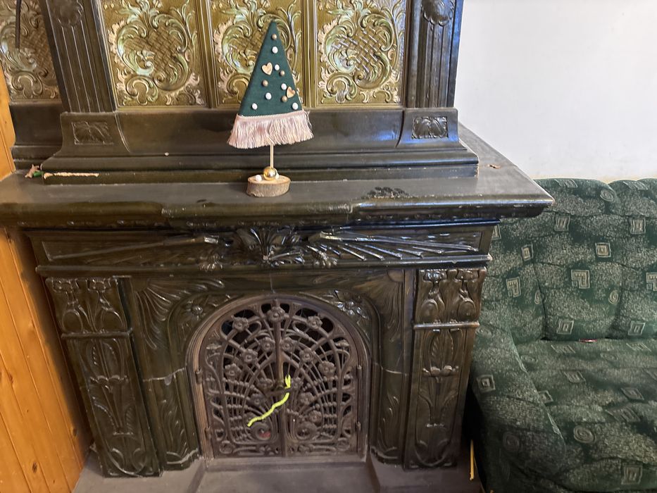 Stary zabytkowy piec kachlowy