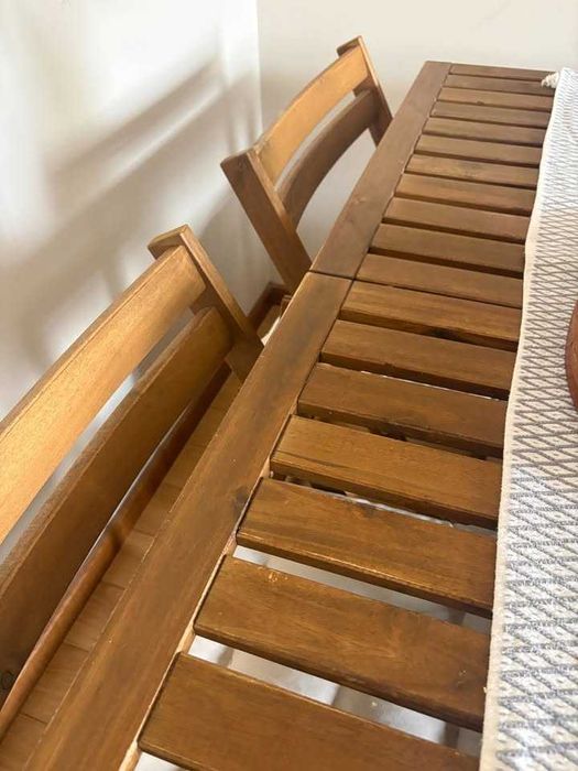 Mesa + 4 Cadeiras + 4 Almofadas