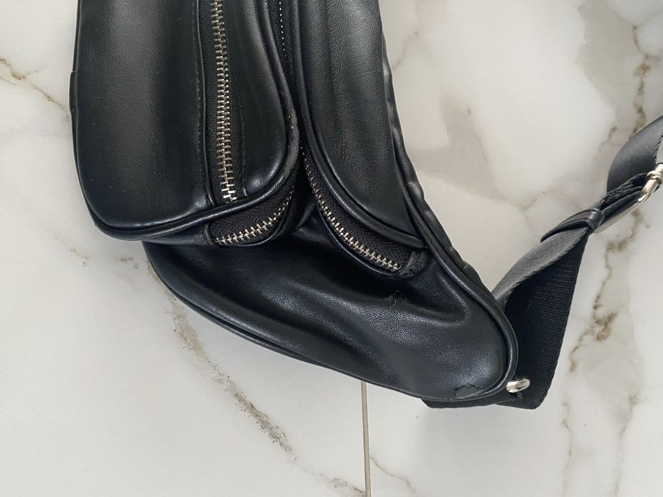 Czarna damska  nerka ze srebrnymi zamkami