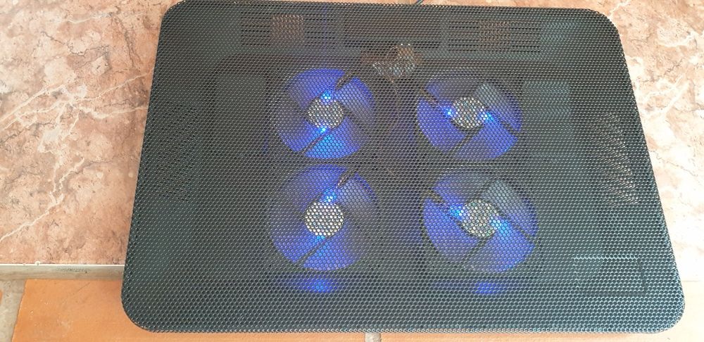 Placa com 4 ventoinhas para computador