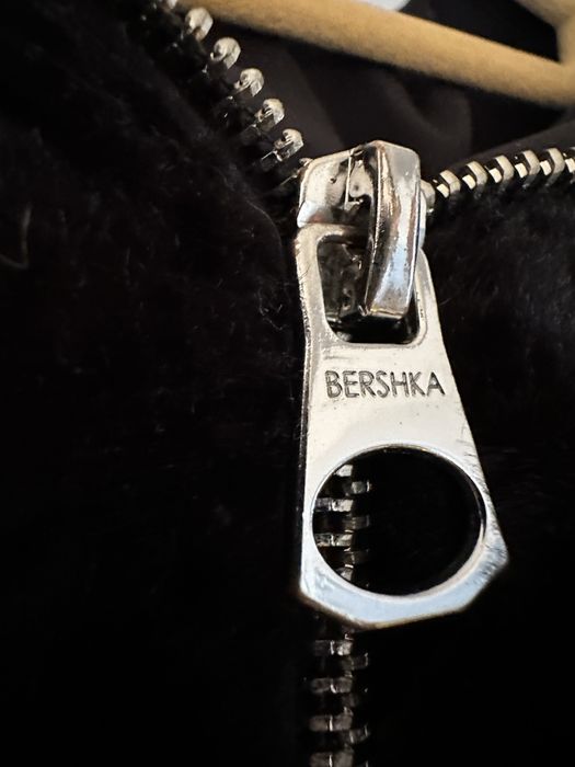 Futerko czarne Bershka