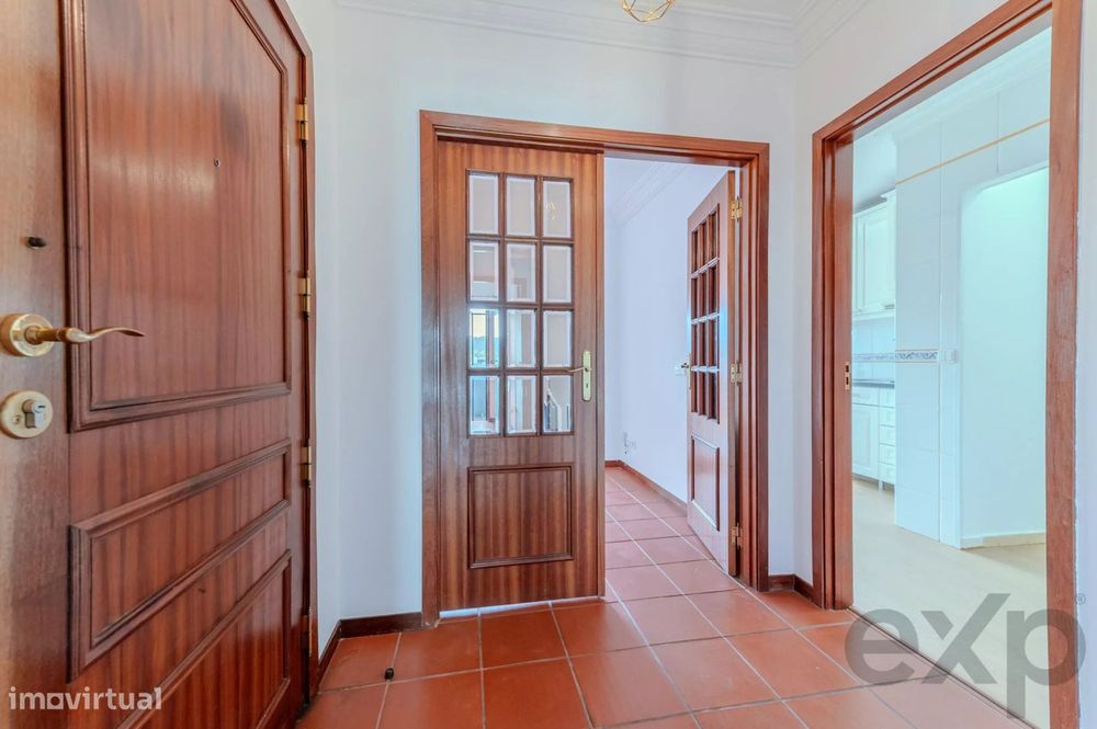 Apartamento T2  remodelado, varandas com vista desafogada, arqueamento