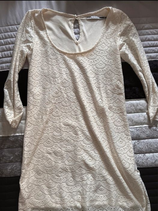 Vestido elegante creme de renda