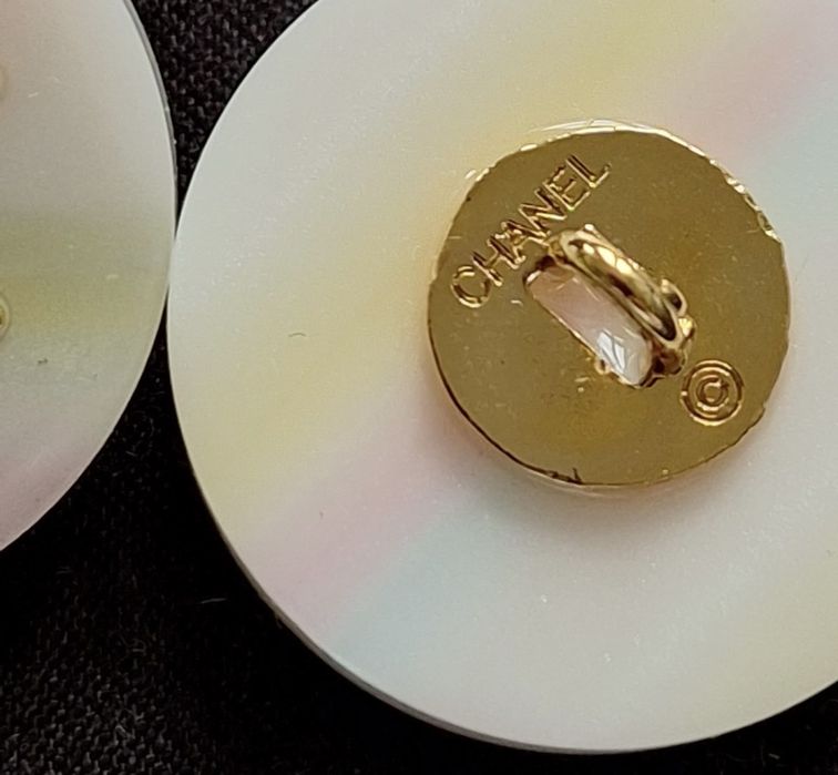 Eleganckie logowane guziczki cena dotyczy 1 sztuki