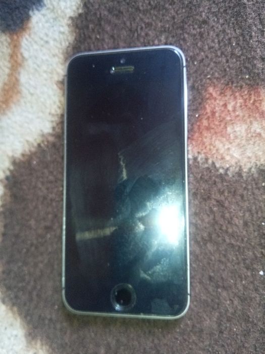 Продам айфон 5 s ,перестал включаться,в ремонте небыл , дисплей орегинал с защитным стеклом,